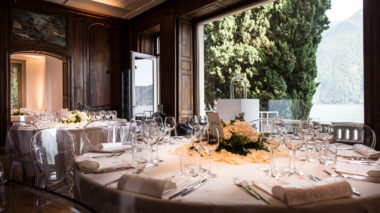 Interno elegante con arredi classici e ampie finestre a Villa Heleneum.