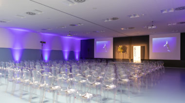 Sala con file di sedute e illuminazione LED presso la location Sala 3 Vele.