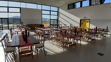 Ampio spazio per eventi con tavoli e sedie in una sala moderna del Centro Eventi.