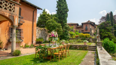 Giardino esterno della Tenuta Bally & von Teufenstein con vialetto e edificio storico.