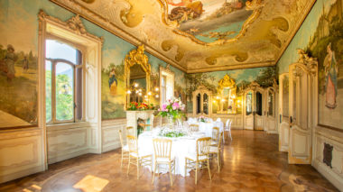 Interno decorato con affreschi e illuminazione calda presso Villa Foresta.