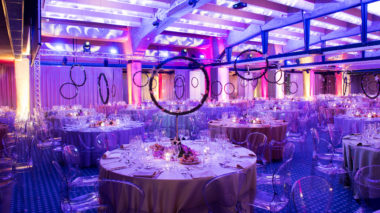 Sala del Palazzo dei Congressi con luci colorate e impianto audio-luci per eventi.